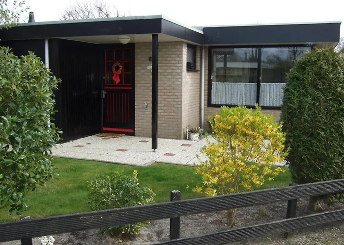 In Wildrijk With Fenced Garden Feriehus