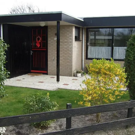 In Wildrijk With Fenced Garden Ferienhaus